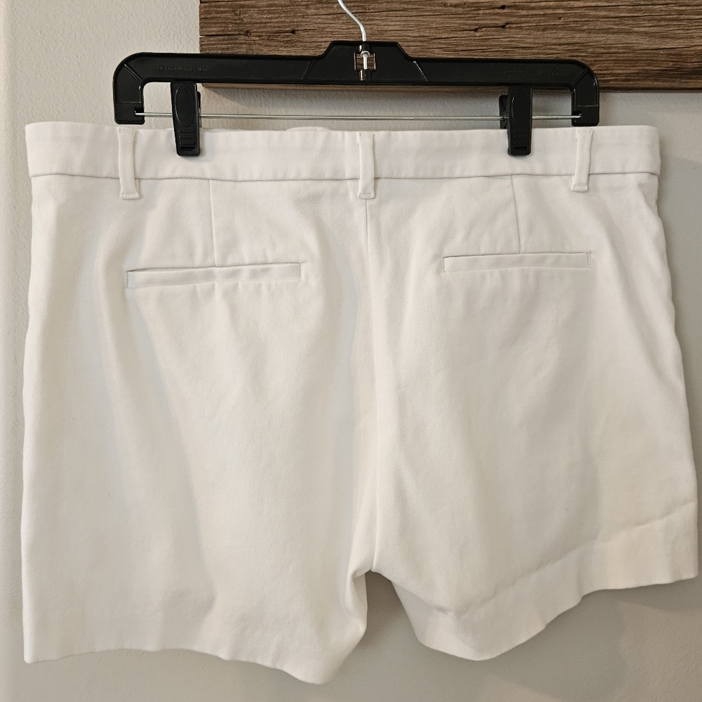 Banana Republic White Flat Front Shorts Size 12 with 4.5 Inch Inseam - Picture 2 of 4